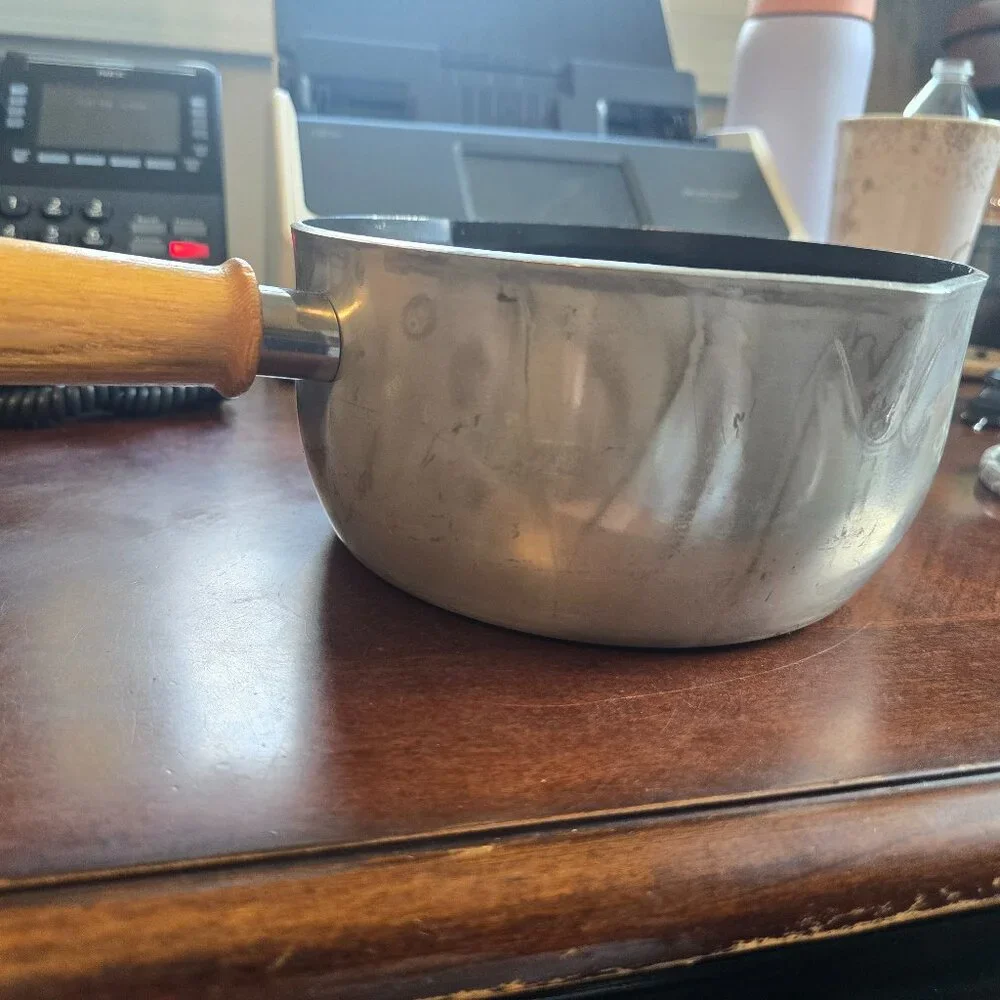 Vintage Mirro 2 Quart (1.9L) Saucepan - Non-Stick with Wooden Handle